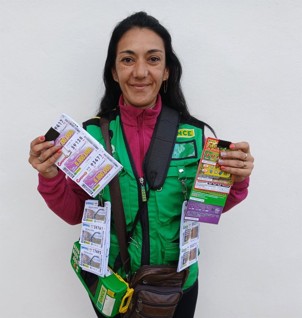 Gemma Castro ha vendido cinco cupones premiados con 35.000 euros cada uno en la entrada del mercadillo de Cártama.