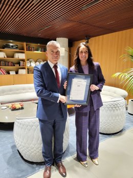 La directora de Banca de Empresas e Instituciones de  BancoSantander España, Olga Abad, y el consejero delegado de Aenor, Rafael García Meiro.