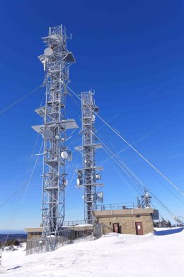 Archivo - Torre de telecomunicaciones de telefonía móvil de Orange Group