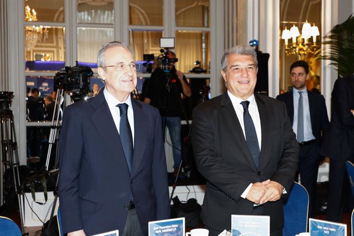Archivo - Joan Laporta and Florentino Perez pose for photo during the Desayuno Informativo del Forum Europa with Bernd Reichart about Superliga celebrated at Hotel Ritz on december 16, 2022, in Madrid, Spain.