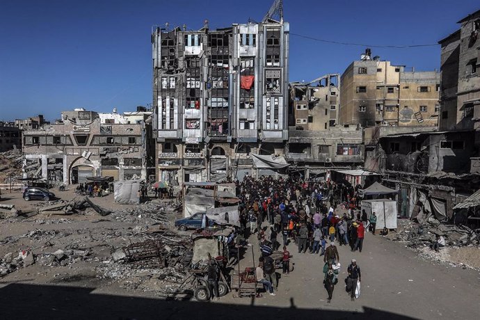 Archivo - Imagen de archivo de decenas de desplazados en Jan Yunis, Gaza.