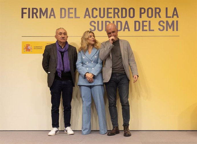 Archivo - La vicepresidenta segunda del Gobierno y ministra de Trabajo y Economía Social, Yolanda Díaz (c), junto a los secretarios generales de CCOO, Unai Sordo (d), y de UGT, Pepe Álvarez (i), durante la firma del acuerdo para la subida del SMI en 2024