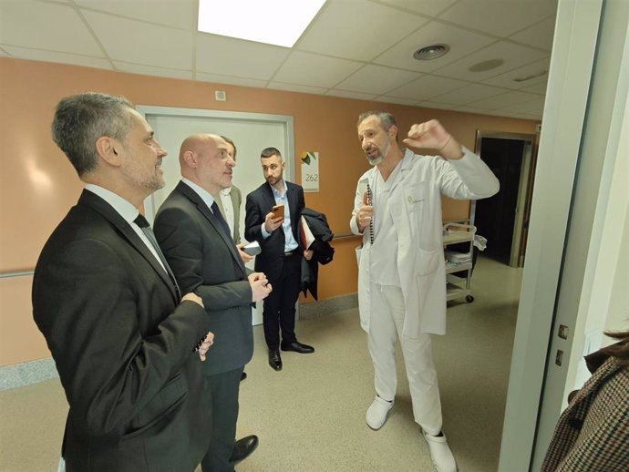 El delegado del Gobierno en Catalunya, Carlos Prieto, durante su visita en una residencia para mayores de Palafrugell (Girona)