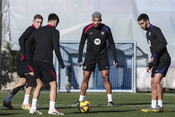 Ronald Araújo durante un entrenamiento del FC Barcelona