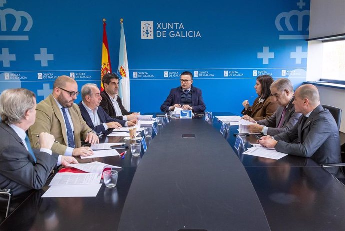 El conselleiro de Emprego, José González, se reúne con representantes de cámaras de comercio de Galicia