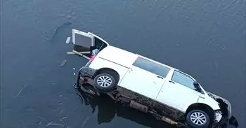 Cae una furgoneta a la ría de Avilés a la altura del puente Azud