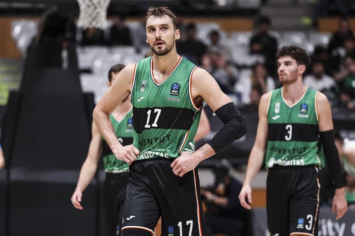 Archivo - Sam Dekker of Joventut Badalona looks on during the BKT EuroCup, match played between Joventut Badalona and Buducnost VOLI Podgorica at Palau Blaugrana on November 13, 2024 in Badalona, Spain.