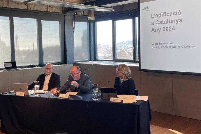 Rueda de prensa con el decano del Coac, Guillem Costa, junto a la directora general, Sònia Oliveras, y el jefe del Área Técnica, Gerard Miquel, para presentar los datos de visados de 2024 en Catalunya