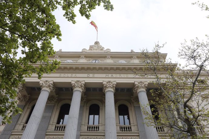 Archivo - Fachada del edificio de La Bolsa de Madrid (España), a 27 de marzo de 2020.