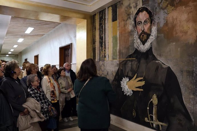 Visitantes de las pinturas de alta decoración que han transformado la primera planta de la Diputación de Toledo.