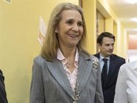 La infanta Elena, ideal en clave 'ejecutiva' con un look inspirado en la Reina Letizia