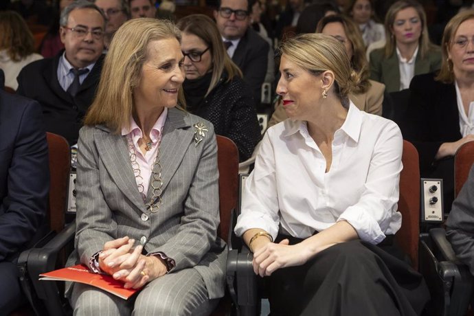 La Infanta Elena, directora de Proyectos Sociales de Fundación MAPFRE, junto a la presidenta de la Junta de Extremadura María Guardiola.