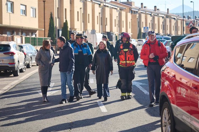 La consejera de Interior, Función Pública y Justicia del Gobierno de Navarra, Amparo López, el alcalde de Noáin, Sebastián Marco, y la delegada del Gobierno en Navarra, Alicia Echeverría, visitan la zona afectada por la explosión de gas en Noáin.