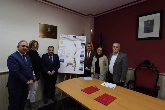 Firma de la construcción de una planta fotovoltaica para los regantes del Pisuerga