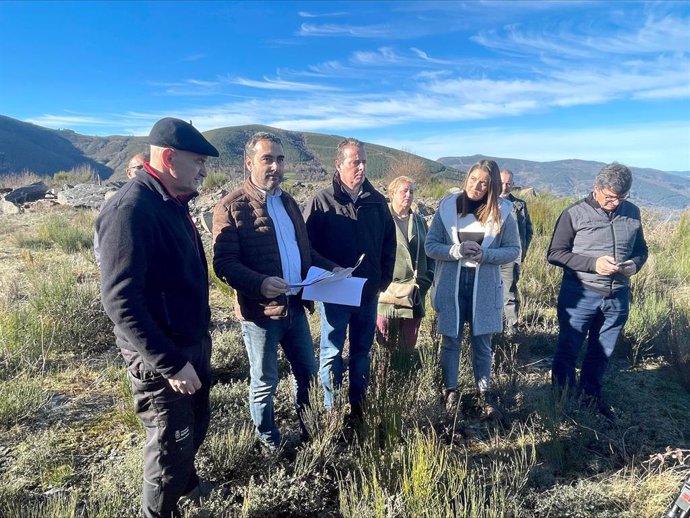 Jaime Martín, técnico de la consejería; Javier Vigil, director general de Gestión Forestal; Marcelino Marcos, consejero de Medio Rural, y Gemma Álvarez, alcaldesa de Ibias.