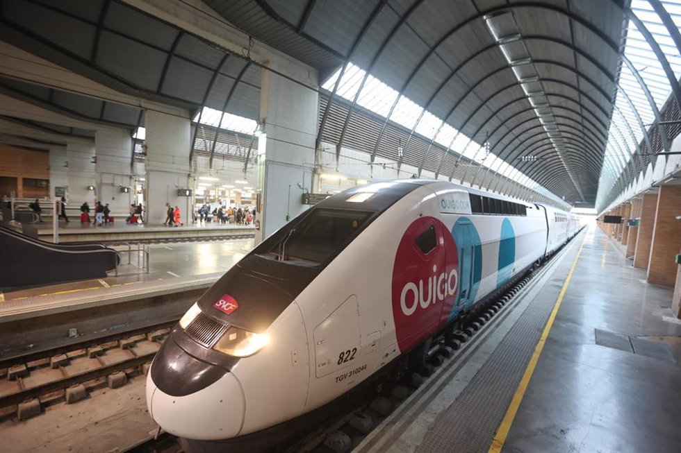 Archivo - Tren de Ouigo en la estación de Santa Justa.