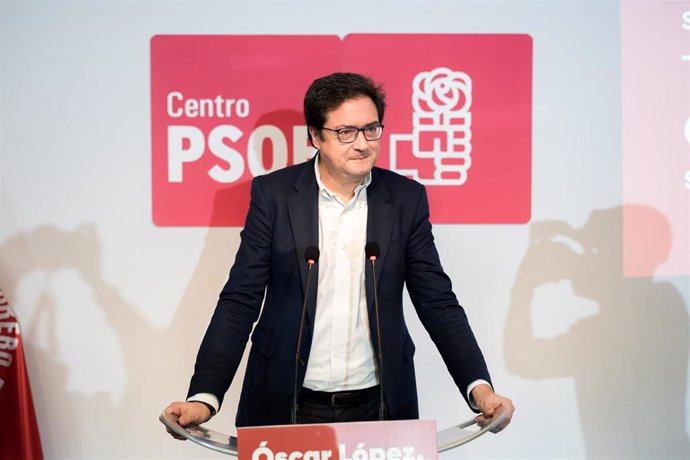 Archivo - El ministro de Transformación Digital y Función Pública, Óscar López, ofrece una rueda de prensa para anunciar que presenta su candidatura como secretario general del PSOE de Madrid, en la sede de la Agrupación Socialista del distrito Centro, a 