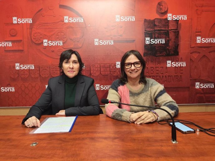 Carmen Benito (izda) y Gloria Gonzalo presentan el Mercado Tradicional de Soria