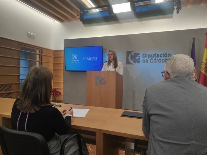 La delegada de Juventud y Transformación Digital de la Diputación de Córdoba, Sara Alguacil, en rueda de prensa.
