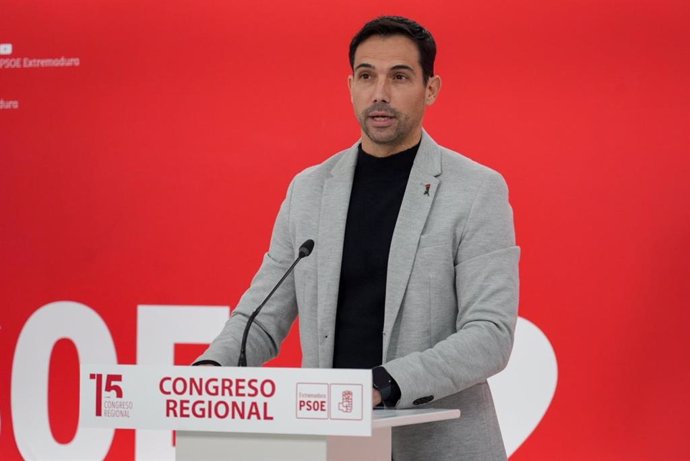 El secretario de Organización del PSOE de Extremadura, Manuel Borrego, en rueda de prensa