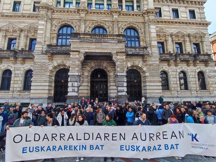 Elkarretaratze bat Bizkaiko Foru Jauregiaren aurrean