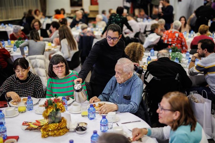 Archivo - Varias personas durante la fiesta navideña de la Fundación Grandes Amigos, en el Hotel Rafael Atocha, a 17 de diciembre de 2023
