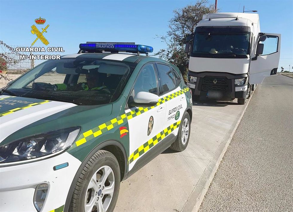 Imagen del camión interceptado por la Guardia Civil