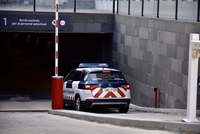 Un coche de los Mossos d’Esquadra entra en la Ciutat de la Justicia de Barcelona, a 8 de agosto de 2024, en Barcelona, Catalunya (España).