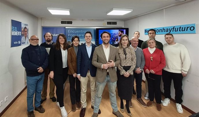 Presentación de la candidatura del diputado 'popular' en la Junta General del Principado de Asturias (JGPA) Andréz Ruiz, en el centro, que opta a presidir el PP gijonés.