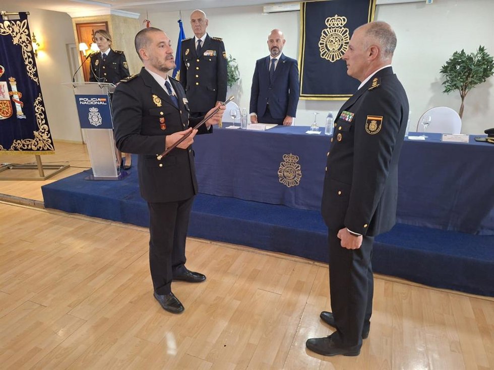 El subdelegado del Gobierno en Málaga, Javier Salas, ha destacado la trayectoria del nuevo comisario de la Policía Nacional de Fuengirola, Juan Cabas López, en la lucha contra el narcotráfico y el crimen organizado, durante el acto de su toma de posesió