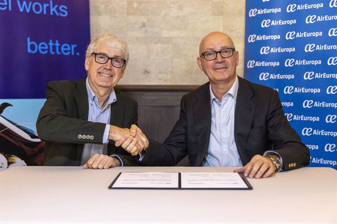 Firma del acuerdo entre Air Europa y Amadeus.