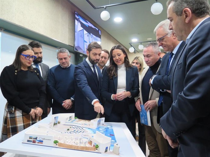 La consejera Carmen Conesa, con miembros de su equipo y alcaldes, ante la maqueta del estand de la Región en Fitur 2025.