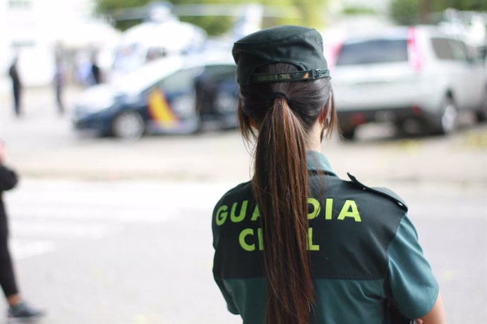 Una agente de la Guardia Civil de espaldas.