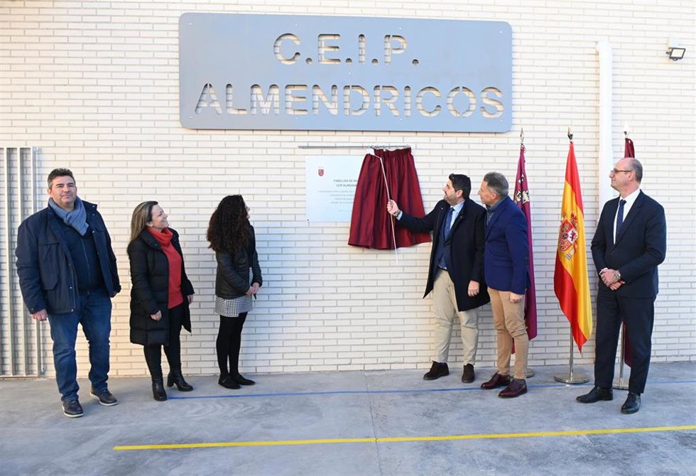 El presidente de la Comunidad, Fernando López Miras, inaugura el nuevo aulario de Educación Infantil del CEIP de Almendricos