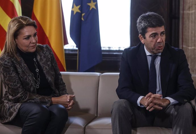 Archivo - El 'president' de la Generalitat, Carlos Mazón, y la portavoz del Consell y vicepresidenta primera, Susana Camarero, en una imagen de archivo