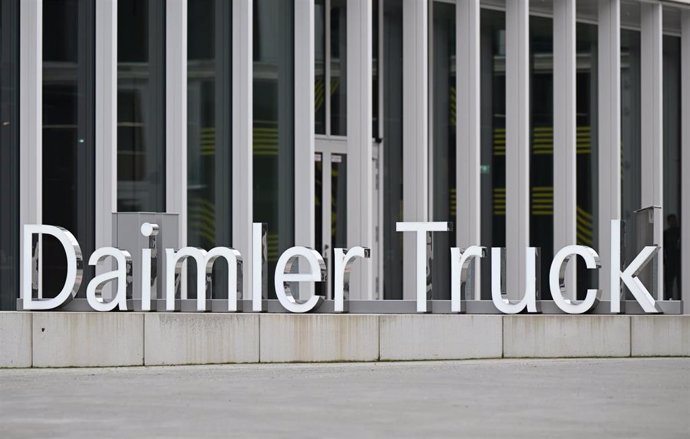 Archivo - PRODUCTION - 28 February 2024, Baden-Wuerttemberg, Leinfelden-Echterdingen: The lettering of the truck manufacturer Daimler Truck stands in front of the headquarters in Leinfelden-Echterdingen. Photo: Bernd Weibrod/dpa