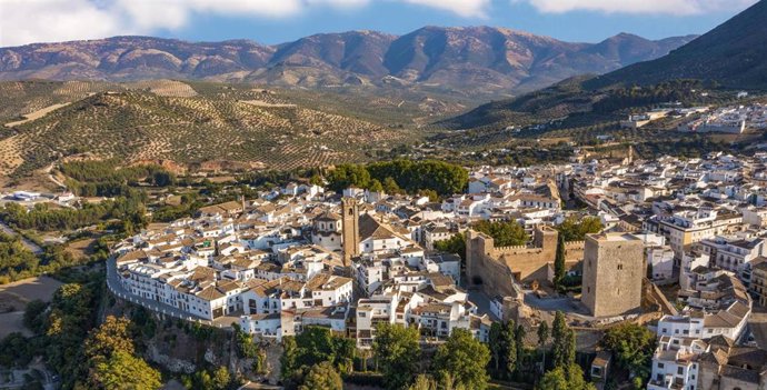 Priego de Córdoba con su castillo a la derecha.