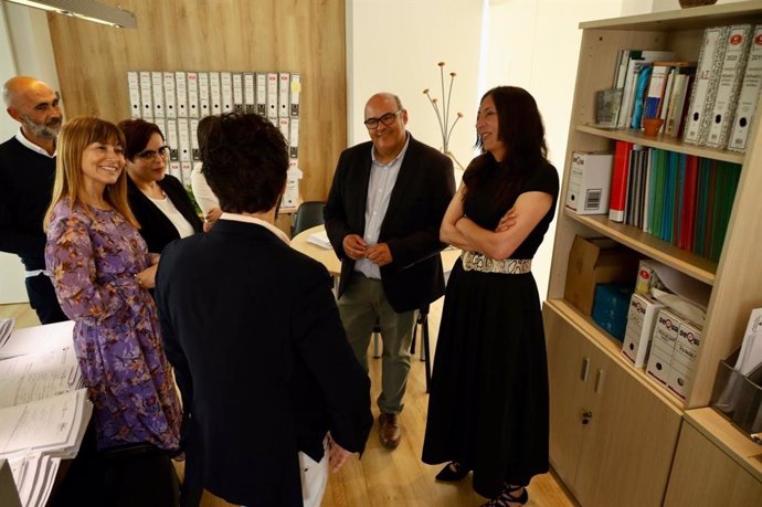 Imagen de archivo de la consejera Loles López, junto a la delegada territorial Ruth Sarabia en una visita a los servicios sociales de Vélez-Málaga.