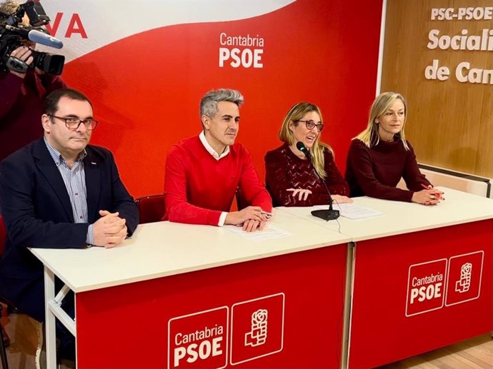 De izda a derecha. El primer teniente de alcalde de Comillas, Julián Rozas; el secretario general del PSOE de Cantabria, Pablo Zuloaga; la delegada del Gobierno, Eugenia Gómez de Diego, y la alcaldesa de Castro Urdiales, Susana Herrán