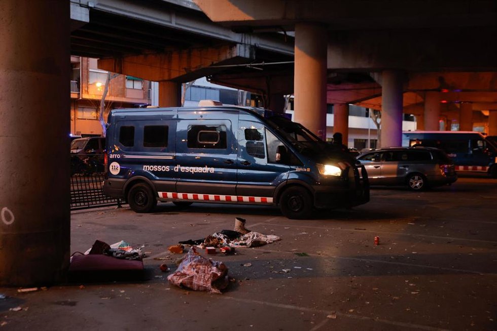 La Guardia Urbana y Mossos d'Esquadra, durante un dispositivo policial para intervenir productos falsificados del mercadillo de Badalona, a 14 de enero de 2025, en Badalona, Barcelona, Cataluña (España). El dispositivo ha sido organizado por la Guardia 