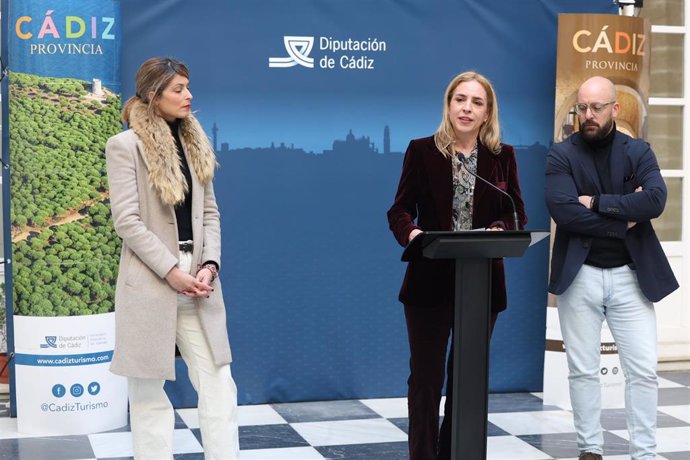 Almudena Martínez presentando la Marca S de Sostenibilidad obtenida por el Patronato de Turismo de Diputación de Cádiz.