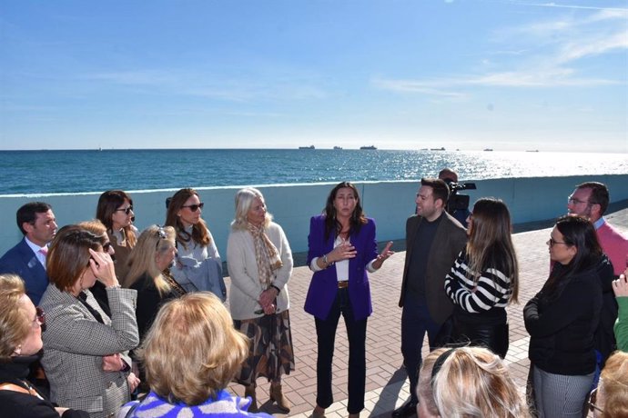 La consejera de Inclusión Social, Juventud, Familias e Igualdad, Loles López, conmiembros de entidades del tercer sector.