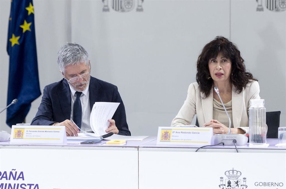Archivo - El ministro del Interior, Fernando Grande-Marlaska, y la ministra de Igualdad, Ana Redondo, durante el Comité de crisis institucional de asesinatos por violencia de género, en la sede del Ministerio de Igualdad, a 2 de julio de 2024, en Madrid