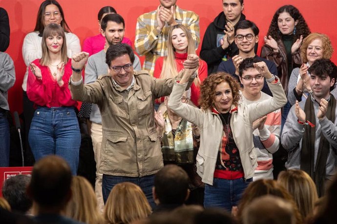 El secretario general del PSOE de Madrid, Óscar Lopez, y la ministra y vicesecretaria general del PSOE, María Jesús Montero, durante un acto del PSOE con vecinos y militantes, en el Centro Cívico Los Pinos de Alcorcón