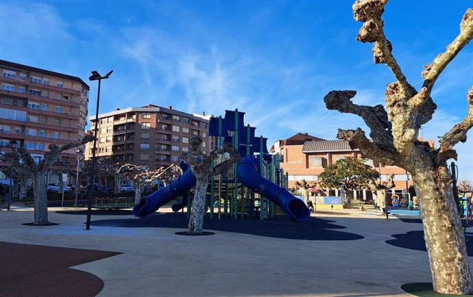 Una de las dos nuevas torres de luz instaladas en el parque Lorenzo Cagigas de Camargo