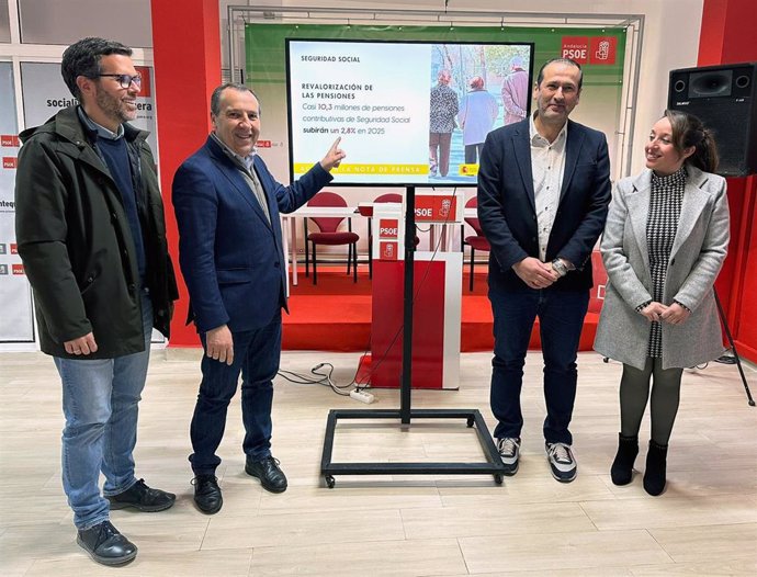 El diputado provincial y alcalde de Cuevas Bajas, Manuel Lara, junto a José Luis Ruiz Espejo