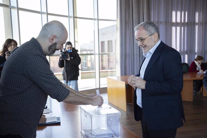 Ángel Pazos vota en las elecciones para elegir al rector que le sucederá en el cargo