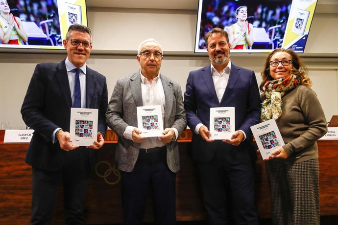 De izda a dcha: Gaspar Díez, Alejandro Blanco, Óscar J.Barroso y María Victoria Cabezas con el libro 'Fotoperiodismo deportivo'