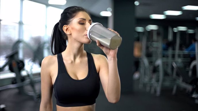 Archivo - Imagen de archivo de una mujer consumiendo un producto de nutrición.