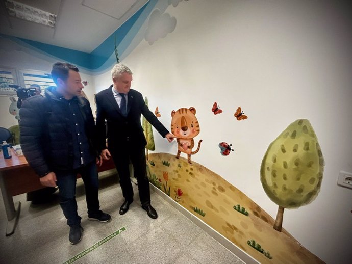 El delegado de Salud y Consumo de la Junta en Almería, Juan de la Cruz Belmonte, junto al gerente del Distrito Sanitario Almería, Teodoro Gómez, durante la inauguración de la remodelación de la sala de pediatría del Hospital El Toyo, en Almería.